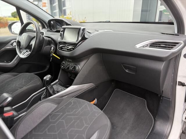 Peugeot 2008 1.2 PureTech Blue Lion 82pk | Apple Carplay/Android Auto | Cruise control | Dab | Lichtmetalen velgen 16" | Navigatiesysteem full map | Parkeersensor achter | Zeer nette auto!