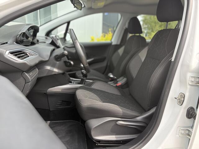 Peugeot 2008 1.2 PureTech Blue Lion 82pk | Apple Carplay/Android Auto | Cruise control | Dab | Lichtmetalen velgen 16" | Navigatiesysteem full map | Parkeersensor achter | Zeer nette auto!