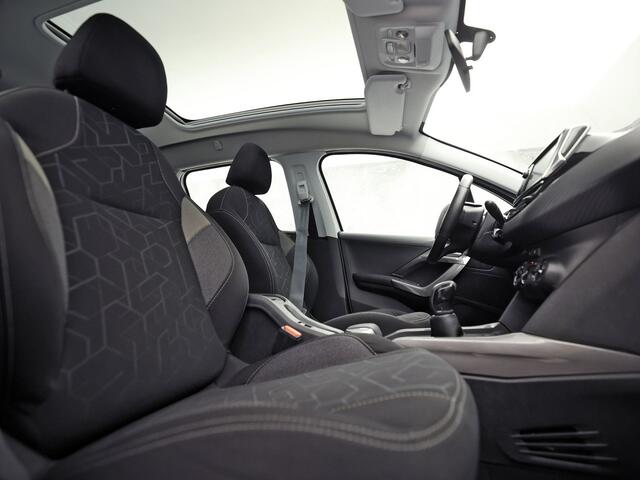 Peugeot 2008 1.2 PureTech Sport (PANORAMADAK, APPLE CARPLAY, NAVIGATIE, LM VELGEN, SPORTSTOELEN, PARKEERSENSOREN, CRUISE, NIEUWSTAAT)