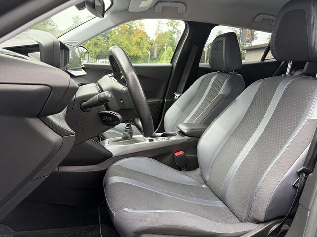 Peugeot 2008 1.2 PureTech Allure 2e Eigenaar l D-riem vv in 08/2024 l Camera360° l Draadloze telefoonlader l 131pk l Carplay l Navi l 6 Bak l Clima l Cruise l Halfleder l Keylss l 17'' Lmv l Pdc l N.A.P l Nieuwe Apk bij Aflevering