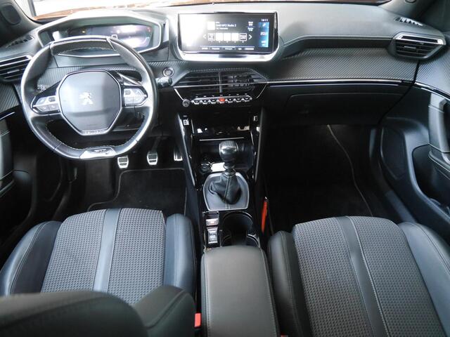 Peugeot 2008 1.2 PureTech GT | 130PK | Afneembare trekhaak | Zwart dak | Getint glas | 18inch velgen | Full-LED | Dealer onderhouden | Navigatie | Keyless entry en start
