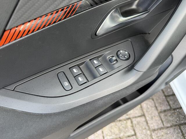 Peugeot 2008 1.2 Turbo 130PK Active Pack Automaat | Navigatie | Apple carplay | Hoge zitpositie | Camera | Parkeersensoren | Climate Control | Cruise Control | Lichtmetalen velgen |