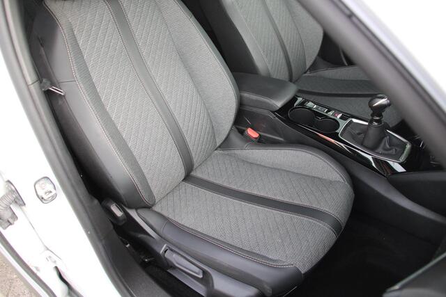 Peugeot 2008 1.2 PureTech 100 Allure Airco Carplay Rondom sensoren Nieuwstaat 15.768km