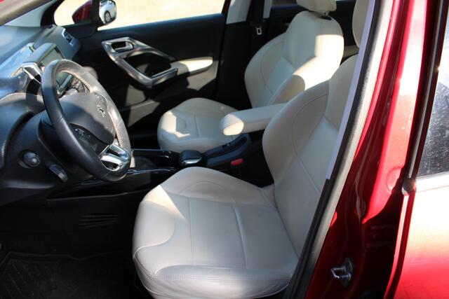 Peugeot 2008 1.2 PureTech Allure Panorama