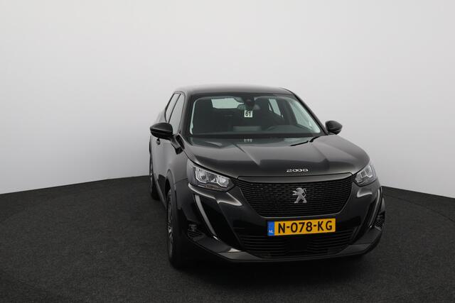 Peugeot 2008 1.2 PureTech Blue Lease Active/ Trekhaak/ LED Koplampen/ Apple + Android/ DAB+/ Navi/ Camera/ Lane-Assist./ Clima/ Cruise/ Bluetooth/ Armsteun/ Multi. LEDER. Stuur/ LED Mistl./ PDC.