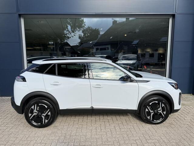 Peugeot 2008 1.2 Hybrid 145 PK Allure | NETTO DEAL | Automaat Hybride | BOUWJAAR 6-2026 DEMO MET €10.000 VOORDEEL | 360 Graden Camera | Dode Hoek Detectie | Parkeersensoren V+A | Hoge Zitpositie | Climate Control | Stoelverwarming | Navigatie via Telefoon | Dakrails | Cruise Control | Apple Carplay & Android Auto draadloos | LED Verlichting | 17" Lichtmetalen Velgen |