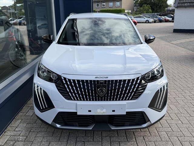 Peugeot 2008 1.2 Hybrid 145 PK Allure | NETTO DEAL | Automaat Hybride | BOUWJAAR 6-2026 DEMO MET €10.000 VOORDEEL | 360 Graden Camera | Dode Hoek Detectie | Parkeersensoren V+A | Hoge Zitpositie | Climate Control | Stoelverwarming | Navigatie via Telefoon | Dakrails | Cruise Control | Apple Carplay & Android Auto draadloos | LED Verlichting | 17" Lichtmetalen Velgen |