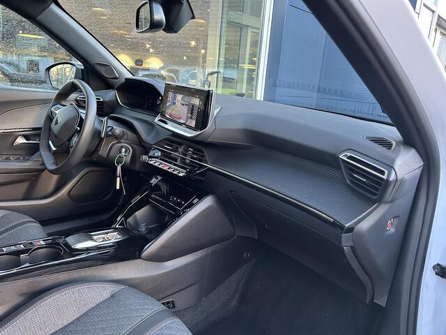 Peugeot 2008 1.2 Hybrid 145 PK Allure | NETTO DEAL | Automaat Hybride | BOUWJAAR 6-2026 DEMO MET €10.000 VOORDEEL | 360 Graden Camera | Dode Hoek Detectie | Parkeersensoren V+A | Hoge Zitpositie | Climate Control | Stoelverwarming | Navigatie via Telefoon | Dakrails | Cruise Control | Apple Carplay & Android Auto draadloos | LED Verlichting | 17" Lichtmetalen Velgen |