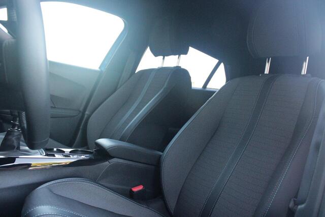 Peugeot 2008 1.2 130PK ALLURE PACK | TREKHAAK AFNEEMBAAR | NAVIGATIE 10" TOUCHSCREEN | APPLE CARPLAY/ANDROID AUTO | ACHTERUITRIJ CAMERA | 3-D INSTRUMENTENPANEEL | CLIMATE CONTROL | CRUISE CONTROL | KEYLESS ENTRY / START | 17" LICHTMETALEN VELGEN |