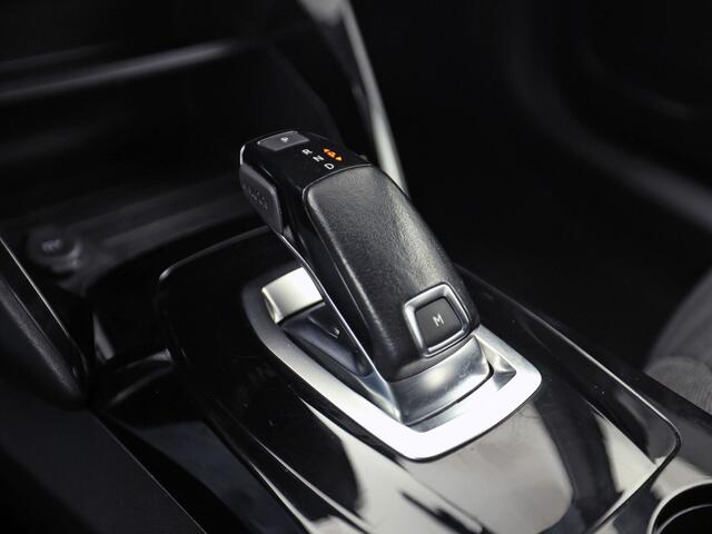 Peugeot 2008 1.2 PureTech Allure Pack Automaat (APPLE CARPLAY, CLIMATE, PARKEERSENSOREN, GETINT GLAS, LANE ASSIST, LM VELGEN, NIEUWE APK)