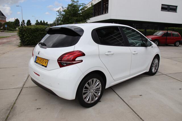 Peugeot 208 1.2 PureTech Signature pack Look&Connect Carplay, AC, 5drs, Cruise, NL auto, BOVAG Top Aanbieding!