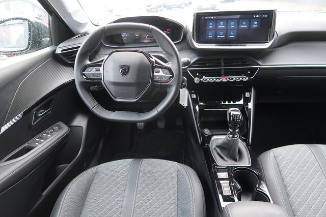 Peugeot 208 1.2 Benzine 100 Pk * Allure * Nieuw Model * Parkeer Camera voor- en achterzijde * Stoelverwarming * DAB Radio * Climate & Cruise Control * Mirror Screen * L.M. Velgen * Dodehoek Bewakingssysteem * Vingerhoets; Vierde Generatie Eersteklas Service !