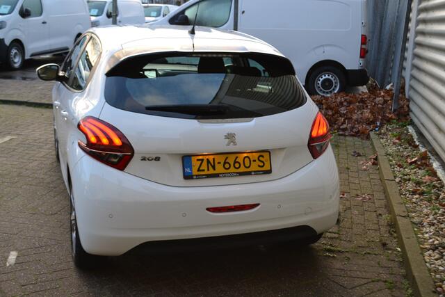 Peugeot 208 1.2 PureTech Signature I NAVIGATIE I ACHTERUITRIJSENSOREN I L.M. VELGEN I