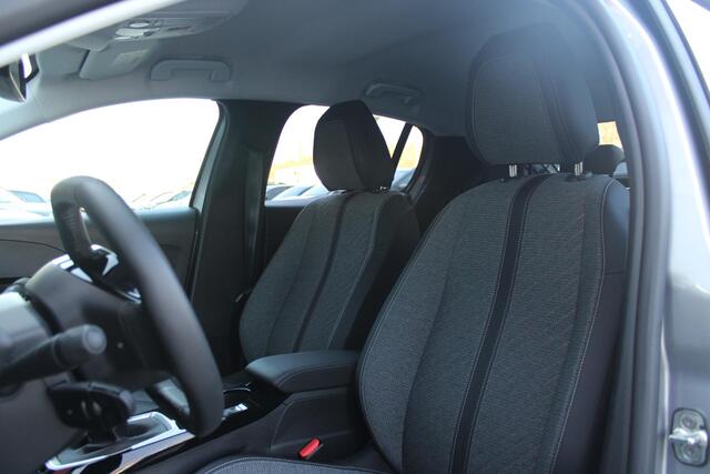 Peugeot 208 1.2 100PK ALLURE | ACHTERUITRIJ CAMERA | NAVIGATIE | DRAADLOZE APPLE CARPLAY/ANDROID AUTO | CLIMATE CONTROL | DAB+ RADIO | LICHTMETALEN VELGEN | CRUISE CONTROL | LED KOPLAMPEN | VERKEERSBORDEN HERKENNING | PARKEERSENSOREN VOOR EN ACHTER |