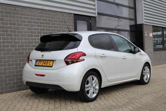 Peugeot 208 1.2 PureTech Signature / Carplay / Led / N.A.P.