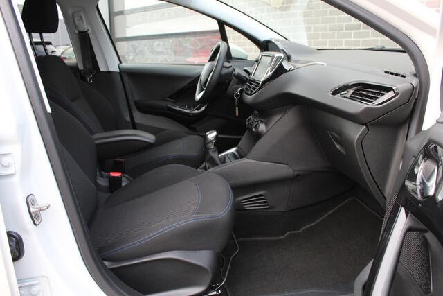 Peugeot 208 1.2 PureTech Signature / Carplay / Led / N.A.P.