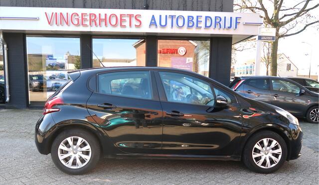 Peugeot 208 5-deurs 1.2 Benzine 82 Pk. * Airco * Navigatie * DAB Radio * Cruise Control * Vingerhoets; Vierde Generatie Eersteklas Service !