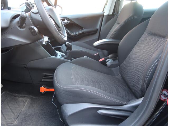 Peugeot 208 5-deurs 1.2 Benzine 82 Pk. * Airco * Navigatie * DAB Radio * Cruise Control * Vingerhoets; Vierde Generatie Eersteklas Service !