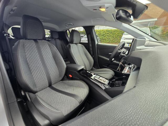 Peugeot 208 5-deurs Allure 1.2 Turbo 100pk EAT8 AUTOMAAT | NAVI | STOELVERW. | 360° CAMERA V+A | DRAADLOZE APPLE CARPLAY / ANDROID AUTO | DODEHOEKBEW. | CLIMA | DAB+