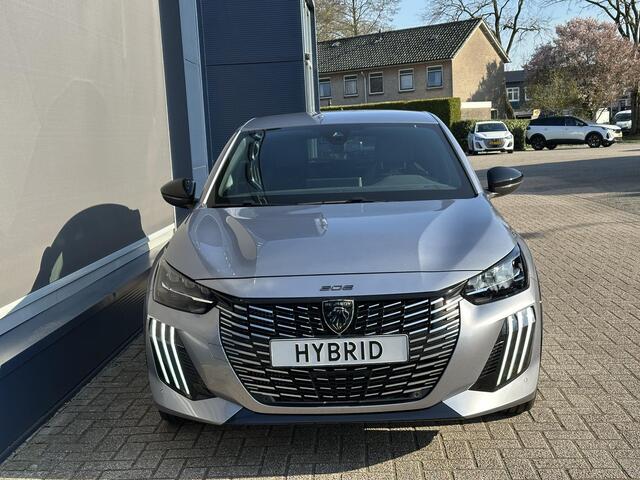Peugeot 208 1.2 Hybrid 145 e-DCS6 GT | Bouwjaar 2025 | Full LED Verlichting | Navigatie via Telefoon | Camera | Parkeersensoren | Cruise Control | Keyless Entry | Dakspoiler | DAB+ Radio | Digitaal Dashboard | Apple Carplay Draadloos | Sportieve GT Uitvoering |