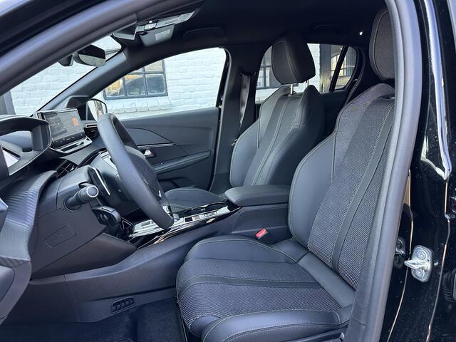 Peugeot 208 1.2 Hybrid 145 e-DCS6 GT | Bouwjaar 2025 | Full LED Verlichting | Navigatie via Telefoon | Camera | Parkeersensoren | Cruise Control | Keyless Entry | Dakspoiler | DAB+ Radio | Digitaal Dashboard | Apple Carplay Draadloos | Sportieve GT Uitvoering |