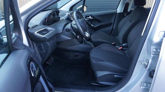 Peugeot 208 1.2 111pk Automaat 5Drs PureTech Allure Navi DAB Clima 16inch LM Cruise Control *NL auto* 11921km! *1e Eigenaar* Uniek!