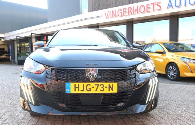 Peugeot 208 100 Pk Benzine * Luxe Allure * Navigatie * Groot Touch Screen Scherm Multi Media * 1/2 Leder Interieur * Camera Voor en Achter * Climate & Adaptive Cruise Control * Keyless Entry & Start Button * Dodehoekbewaking * Vingerhoets; Vierde Generatie Eerstekla