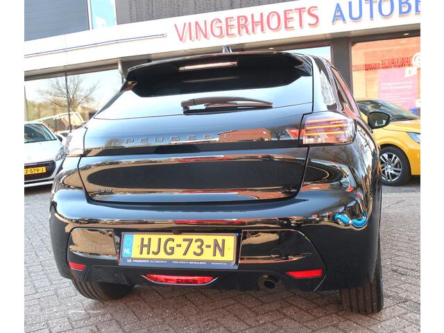 Peugeot 208 100 Pk Benzine * Luxe Allure * Navigatie * Groot Touch Screen Scherm Multi Media * 1/2 Leder Interieur * Camera Voor en Achter * Climate & Adaptive Cruise Control * Keyless Entry & Start Button * Dodehoekbewaking * Vingerhoets; Vierde Generatie Eerstekla