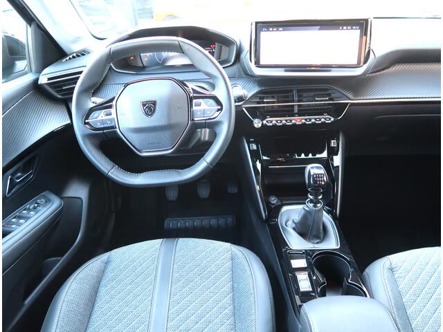 Peugeot 208 100 Pk Benzine * Luxe Allure * Navigatie * Groot Touch Screen Scherm Multi Media * 1/2 Leder Interieur * Camera Voor en Achter * Climate & Adaptive Cruise Control * Keyless Entry & Start Button * Dodehoekbewaking * Vingerhoets; Vierde Generatie Eerstekla