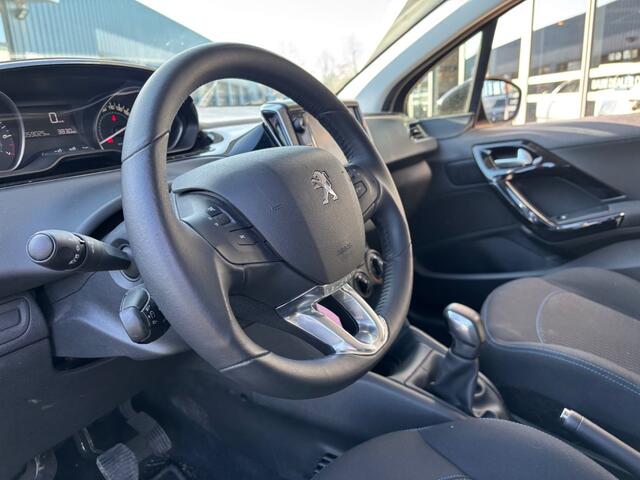 Peugeot 208 1.2 PURE TECH SIGNATURE NAVI AIRCO PDC