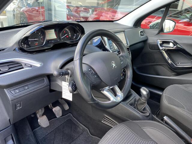 Peugeot 208 1.2T 110pk Allure | Panorama dak | Achteruitrijcamera | Navigatie | Climate Control | Cruise Control | Parkeersensoren