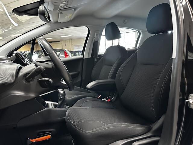 Peugeot 208 1.6 BlueHDi Executive/ Dealer Onderhouden!/ Camera/ Apple + Android/ Navi/ Clima/ Cruise/ Elek. pakket/ Isofix/ Bluetooth/ Armsteun/ Multi. LEDER. Stuur/ Mistl./ PDC/ Chroom/ LED Dagrijverl.