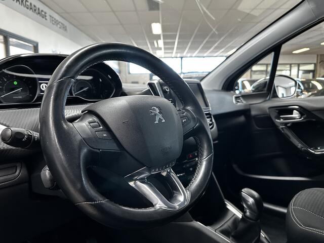 Peugeot 208 1.6 BlueHDi Executive/ Dealer Onderhouden!/ Camera/ Apple + Android/ Navi/ Clima/ Cruise/ Elek. pakket/ Isofix/ Bluetooth/ Armsteun/ Multi. LEDER. Stuur/ Mistl./ PDC/ Chroom/ LED Dagrijverl.