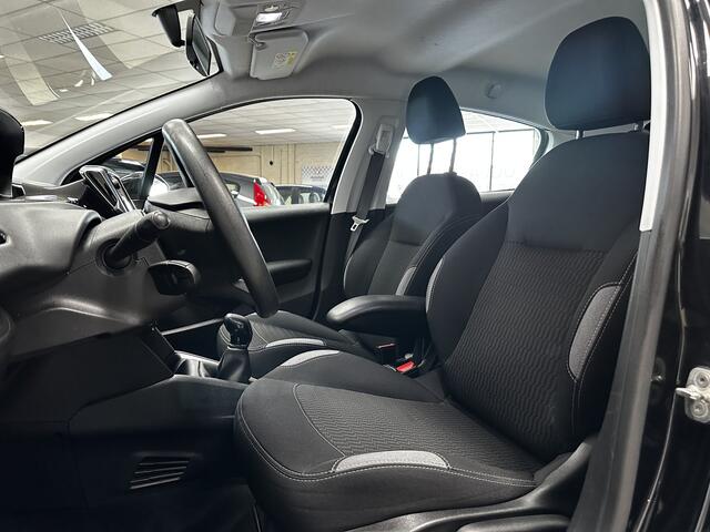 Peugeot 208 1.2 PureTech Blue Lion/ 15'' LMV/ Trekhaak/ Navi/ DAB+/ Apple + Android/ Airco/ Cruise/ Elek. pakket/ Isofix/ Bluetooth/ Armsteun/ Multi. Stuur/ Mistl./ PDC/ LED Dagrijverl.