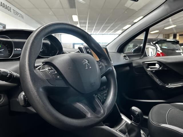 Peugeot 208 1.2 PureTech Blue Lion/ 15'' LMV/ Trekhaak/ Navi/ DAB+/ Apple + Android/ Airco/ Cruise/ Elek. pakket/ Isofix/ Bluetooth/ Armsteun/ Multi. Stuur/ Mistl./ PDC/ LED Dagrijverl.