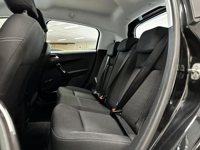 Peugeot 208 1.2 PureTech Blue Lion/ 15'' LMV/ Trekhaak/ Navi/ DAB+/ Apple + Android/ Airco/ Cruise/ Elek. pakket/ Isofix/ Bluetooth/ Armsteun/ Multi. Stuur/ Mistl./ PDC/ LED Dagrijverl.