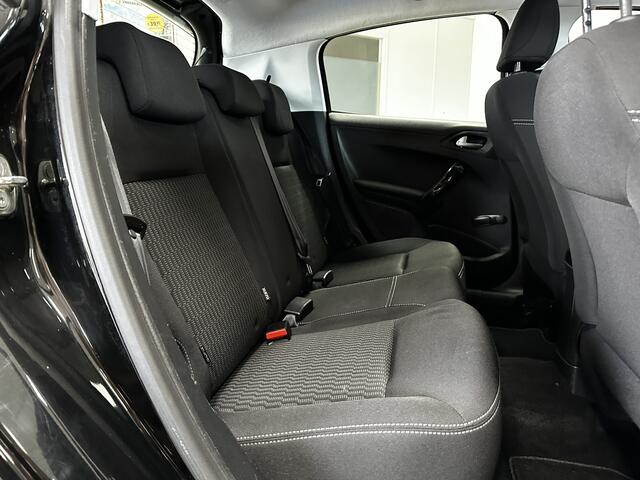 Peugeot 208 1.2 PureTech Blue Lion/ 15'' LMV/ Trekhaak/ Navi/ DAB+/ Apple + Android/ Airco/ Cruise/ Elek. pakket/ Isofix/ Bluetooth/ Armsteun/ Multi. Stuur/ Mistl./ PDC/ LED Dagrijverl.