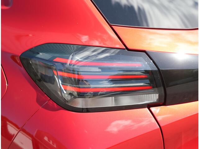Peugeot 208 Hybrid 100PK e-DCS6 Allure | AUTOMAAT | Navigatie | Parkeersensoren | LED | Lederen Stuurwiel | Climate Control | Cruise Control | 16" LMV | Apple Carplay/Android Auto | Privacy Glass |