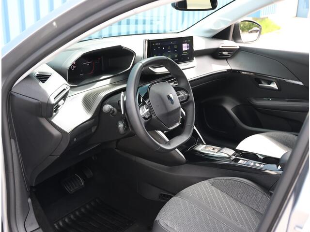 Peugeot 208 Hybrid 100PK e-DCS6 Allure | Camera | Parkeersensoren | Voorstoelen Verwarmd | LED | Lederen Stuurwiel | Climate Control | Adaptive Cruise Control | 16" LMV | Apple Carplay/Android Auto |