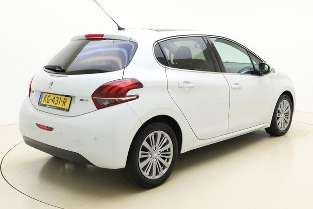 Peugeot 208 1.2 PureTech Allure 110 PK | Navigatie | Panoramadak | Climate control | Camera | Cruise control | Extra getint glas | Lichtmetalen velgen