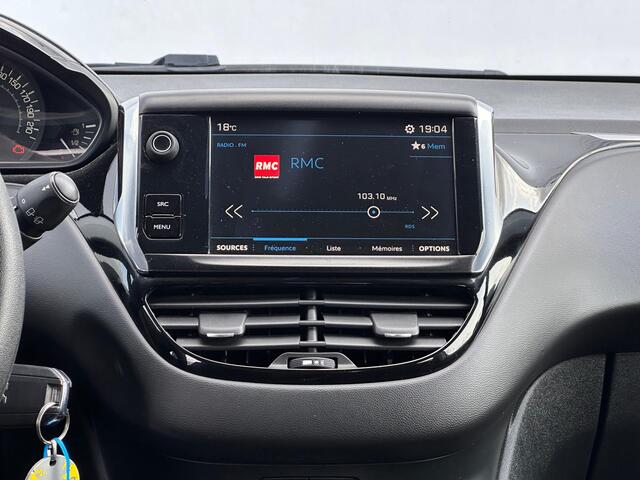 Peugeot 208 1.2 PureTech Signature AUTOMAAT | CARPLAY | AIRCO | 2DE PINKSTERDAG GEOPEND VAN 10:00 UUR T/M 17:00 UUR
