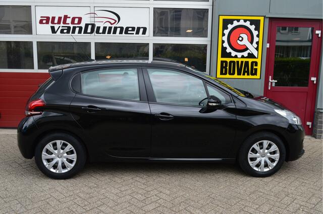 Peugeot 208 1.2 PureTech Blue Lion O.a: PDC, Airco, Cruise, Navi, DAB, Carplay, Etc. All-in prijs!