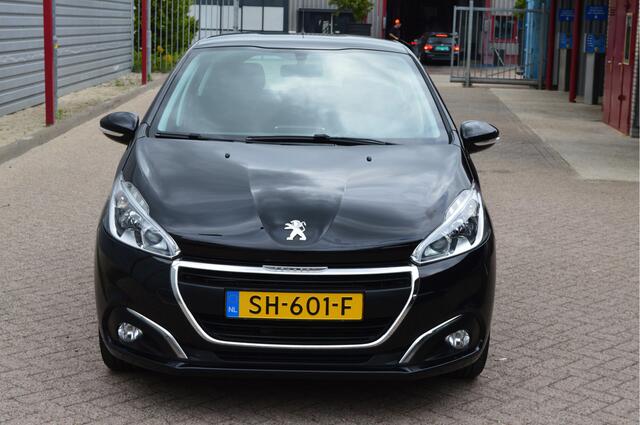 Peugeot 208 1.2 PureTech Blue Lion O.a: PDC, Airco, Cruise, Navi, DAB, Carplay, Etc. All-in prijs!