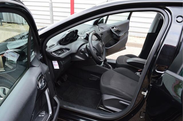 Peugeot 208 1.2 PureTech Blue Lion O.a: PDC, Airco, Cruise, Navi, DAB, Carplay, Etc. All-in prijs!