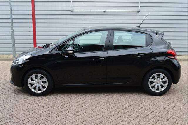 Peugeot 208 1.2 PureTech Blue Lion O.a: PDC, Airco, Cruise, Navi, DAB, Carplay, Etc. All-in prijs!
