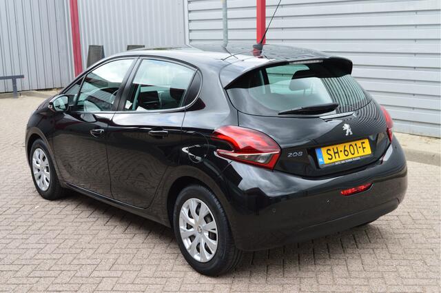 Peugeot 208 1.2 PureTech Blue Lion O.a: PDC, Airco, Cruise, Navi, DAB, Carplay, Etc. All-in prijs!
