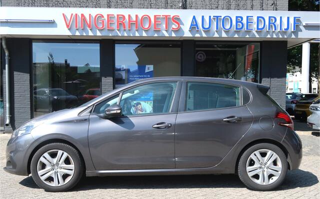 Peugeot 208 110 Pk Benzine * AUTOMAAT * Signature * Navigatie * Trekhaak * Cruise Control * Ook Apple Car Play / Android Auto * L.M. Velgen * Armsteun * Parkeersensoren * Vingerhoets; Vierde Generatie Eersteklas Service !