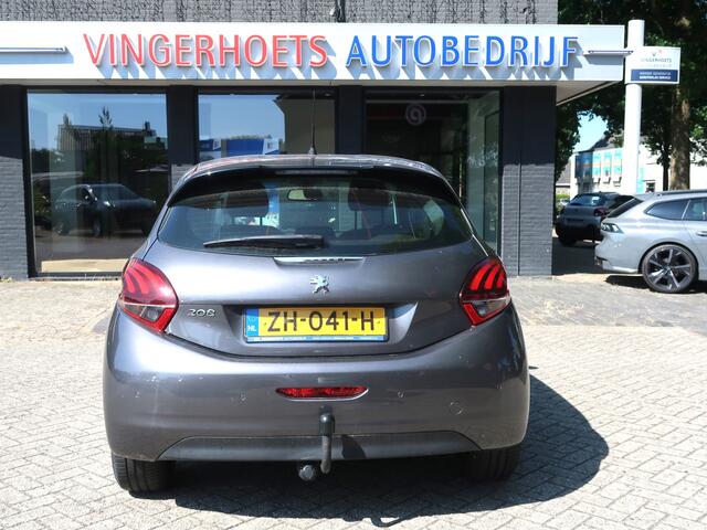 Peugeot 208 110 Pk Benzine * AUTOMAAT * Signature * Navigatie * Trekhaak * Cruise Control * Ook Apple Car Play / Android Auto * L.M. Velgen * Armsteun * Parkeersensoren * Vingerhoets; Vierde Generatie Eersteklas Service !