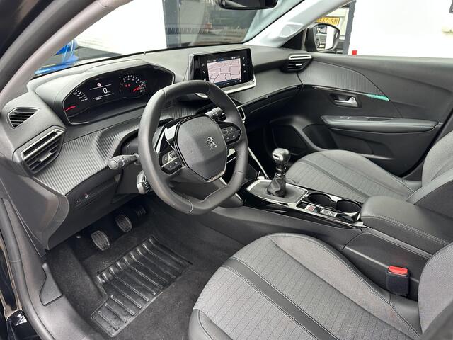 Peugeot 208 1.2 Turbo 100 PK Allure | 6-Bak | Navigatie | Climate Control | LED Verlichting | Cruise Control | 16" Lichtmetalen Velgen | Parkeersensoren | Dakspoiler | Apple Carplay | Android Auto | IsoFix | Elek. Pakket |