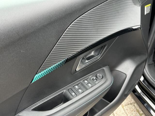 Peugeot 208 1.2 Turbo 100 PK Allure | 6-Bak | Navigatie | Climate Control | LED Verlichting | Cruise Control | 16" Lichtmetalen Velgen | Parkeersensoren | Dakspoiler | Apple Carplay | Android Auto | IsoFix | Elek. Pakket |